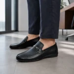Relax Way SU-3 men’s black slip-on loafers worn in a smart-casual setting